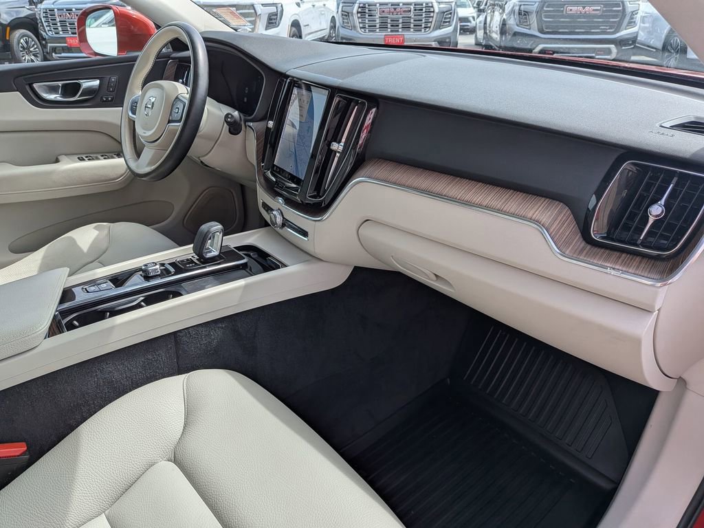 Used 2022 Volvo XC60 B5 Momentum w/ Advanced Package AWD/4WD image 29