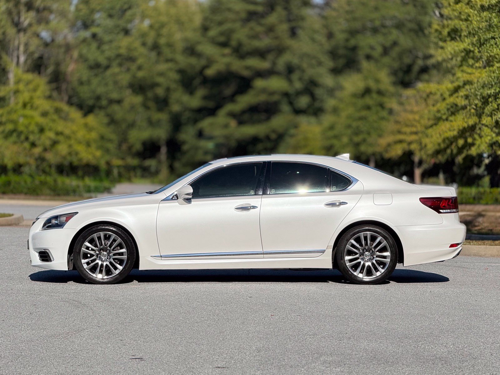 Used 2017 Lexus LS 460 w/ Comfort Package RWD image 9