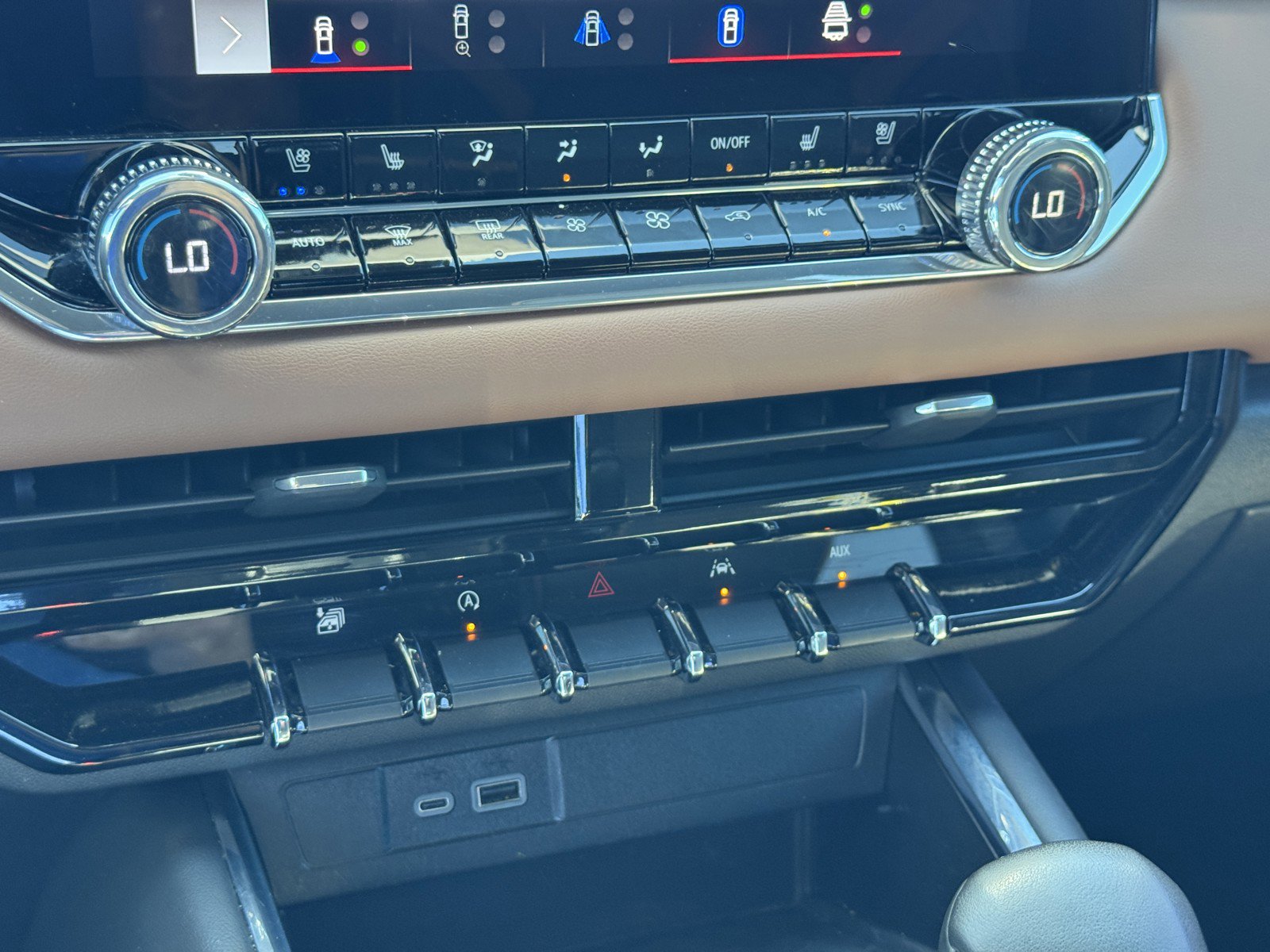 Used 2024 GMC Canyon AT4 w/ AT4 Premium Package image 20