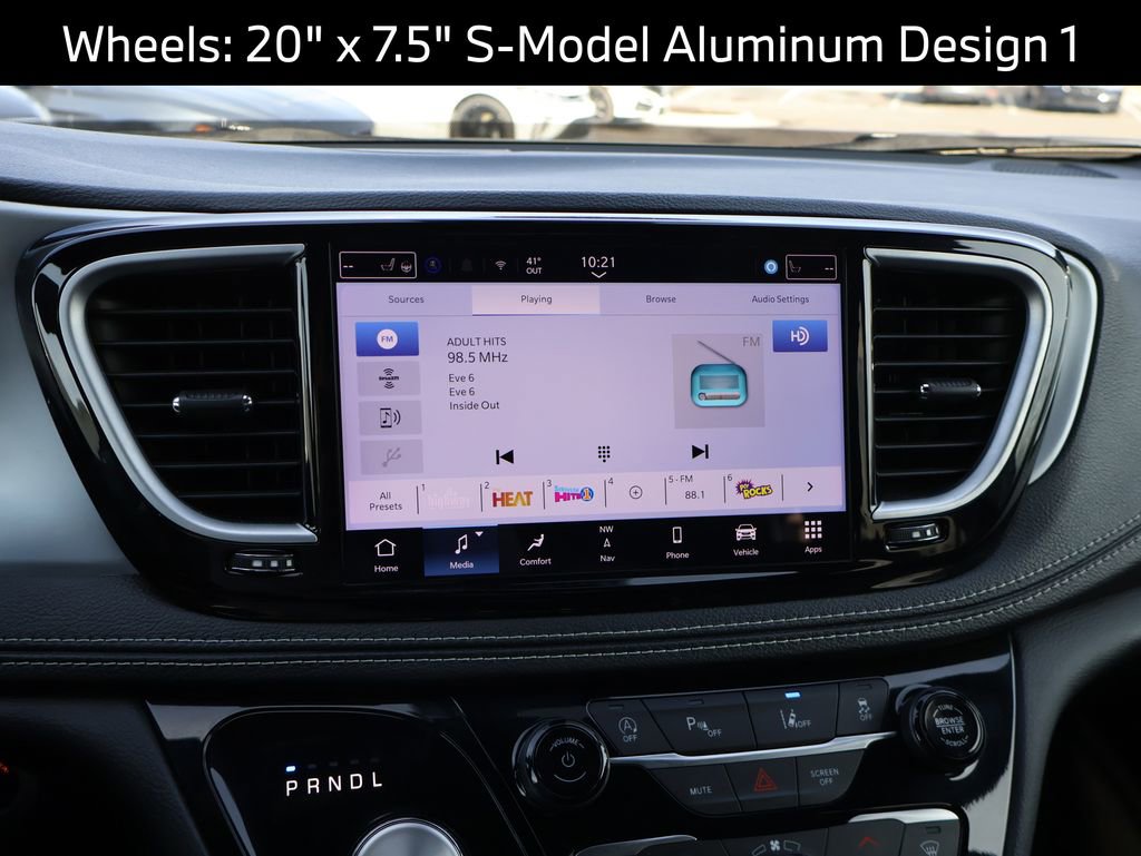 Used 2025 Chrysler Pacifica Limited image 25