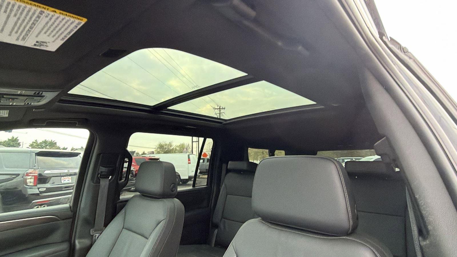 Certified 2024 Chevrolet Suburban Z71 w/ Luxury Package AWD/4WD image 15