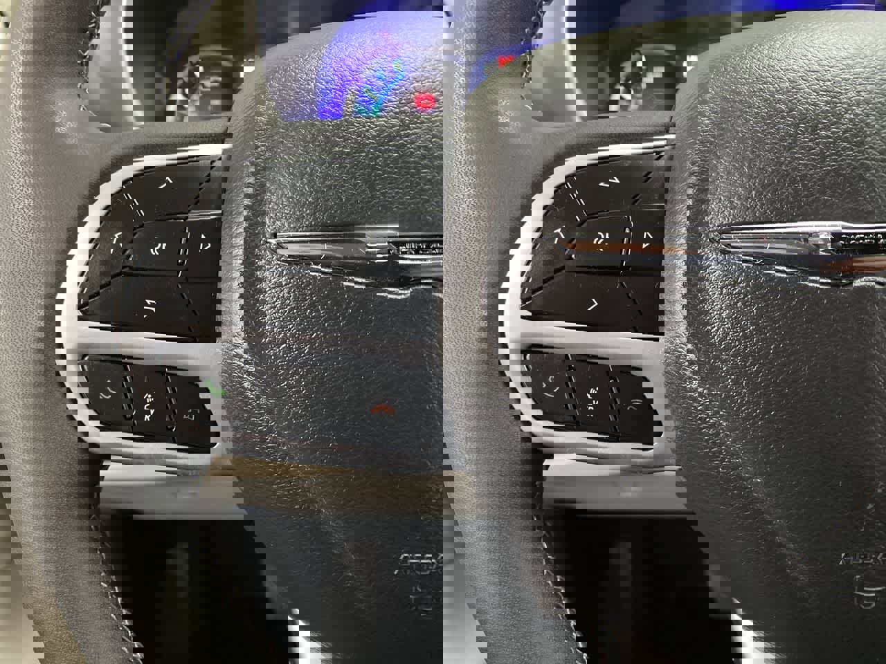 Used 2024 Chrysler Pacifica Select image 21