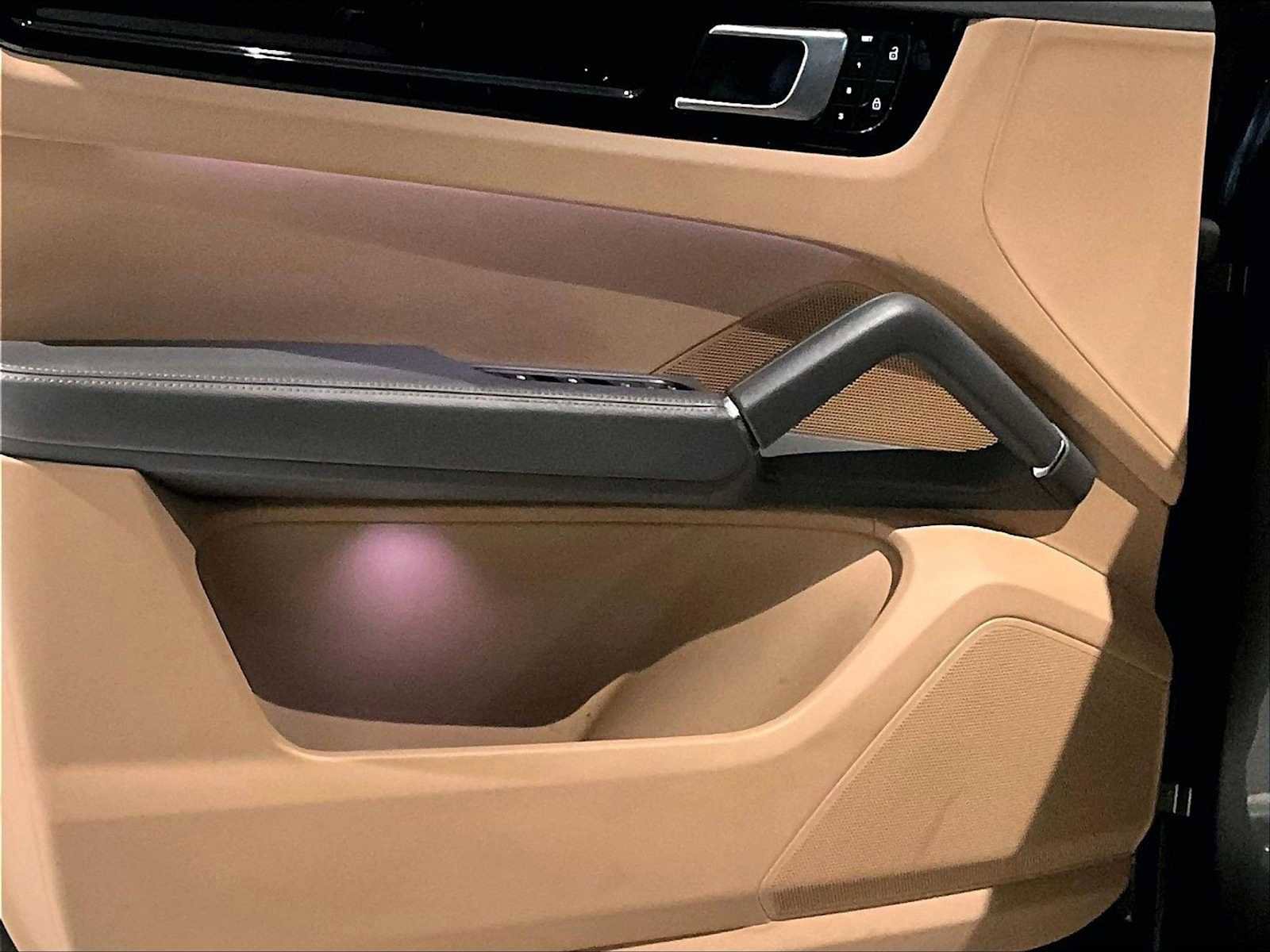 Used 2023 Porsche Cayenne image 25