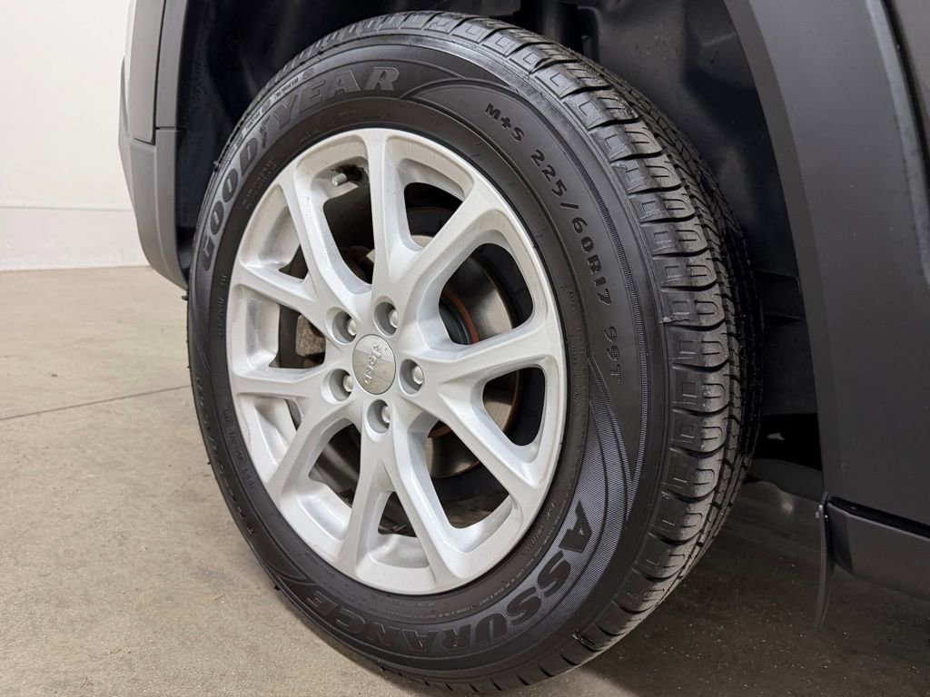 Used 2017 Jeep Cherokee Latitude w/ Cold Weather Group image 41