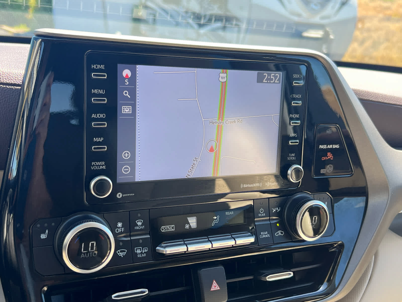 Used 2022 Toyota Highlander XLE AWD/4WD image 19
