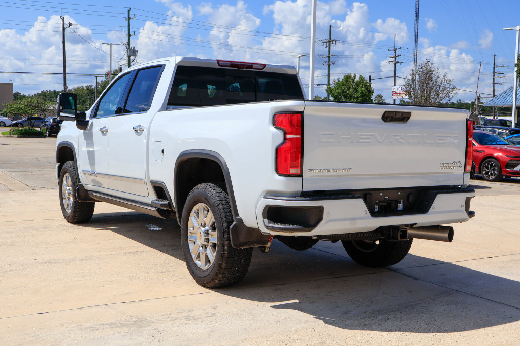 Used 2026 Chevrolet Silverado 2500 High Country w/ High Country Premium Package AWD/4WD image 2