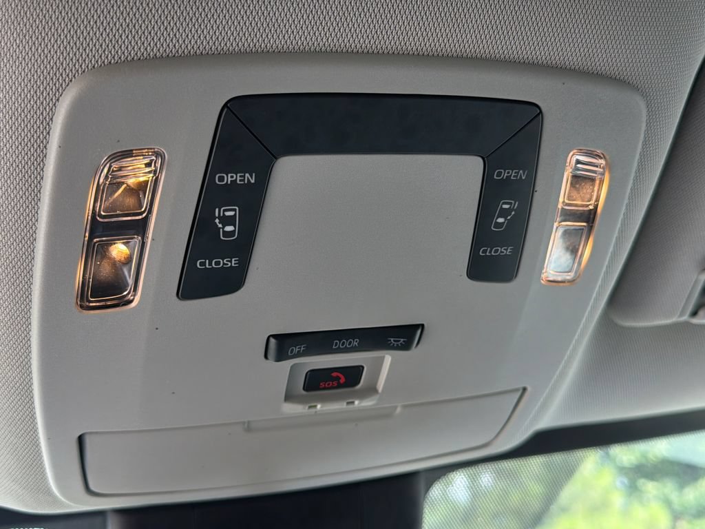 Used 2025 Toyota Sienna LE FWD image 32