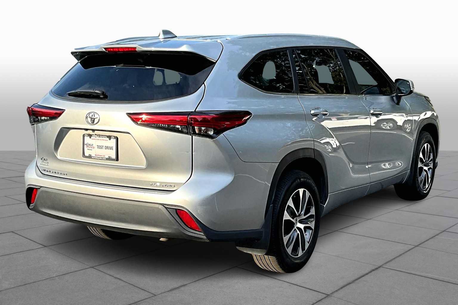 Used 2023 Toyota Highlander XLE AWD/4WD image 12