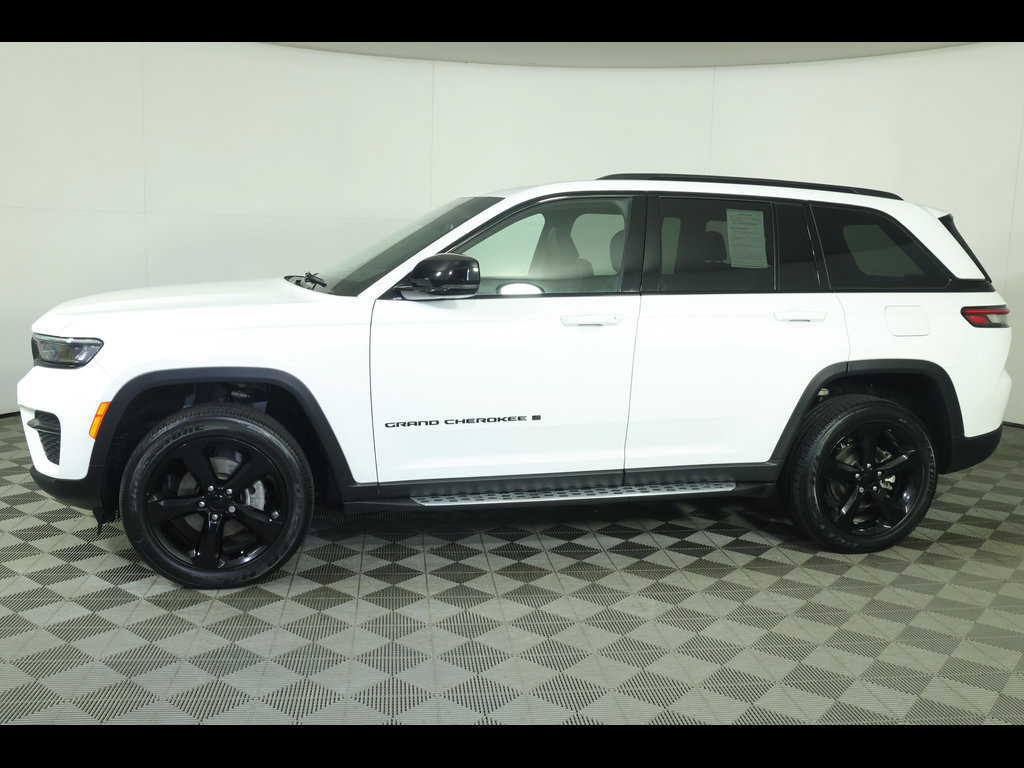 Used 2023 Jeep Grand Cherokee Altitude AWD/4WD image 14