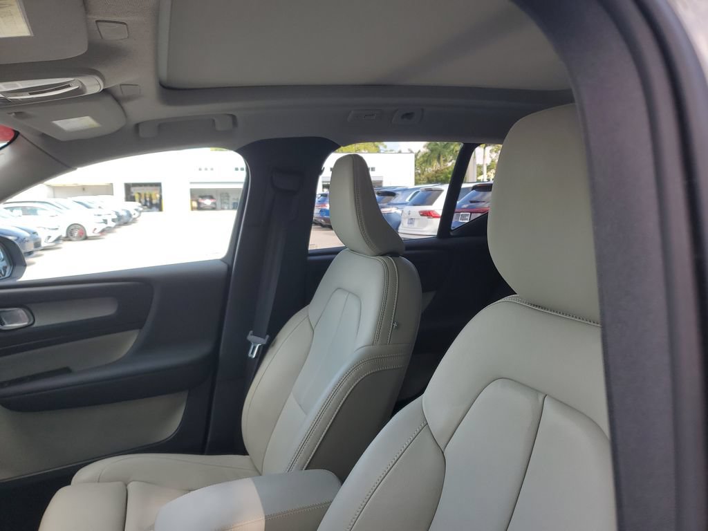 Used 2025 Volvo XC40 B5 Plus AWD/4WD image 23