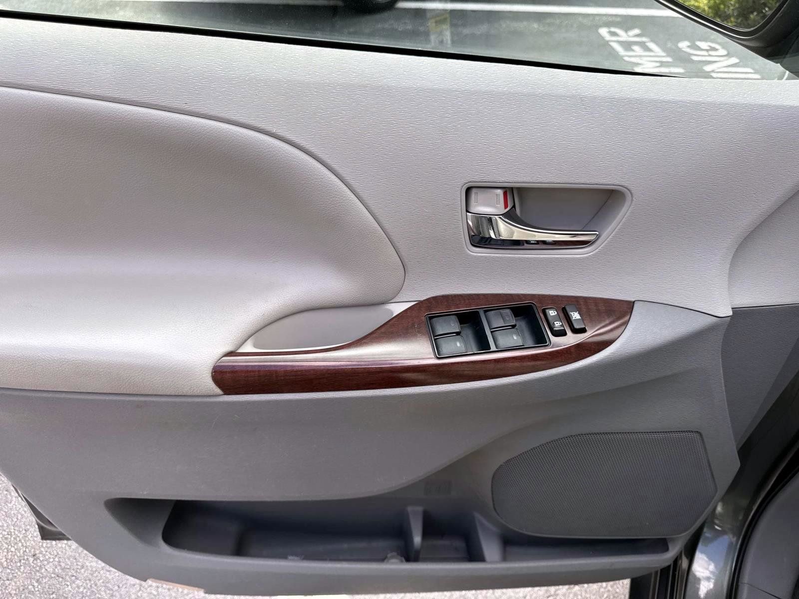 Used 2014 Toyota Sienna XLE image 7