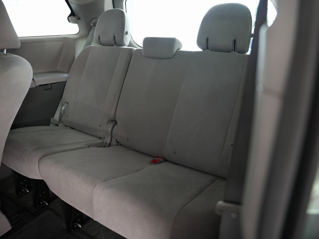 Used 2015 Toyota Sienna L image 34