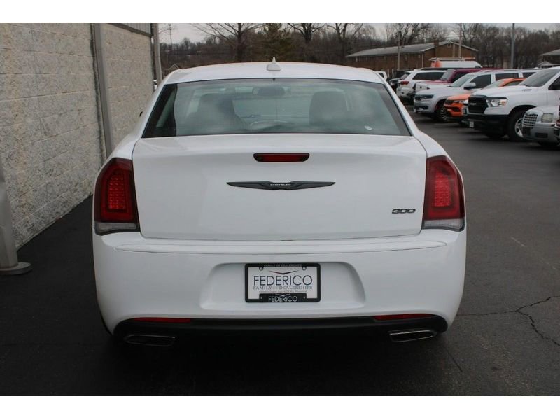 Used 2022 Chrysler 300 Touring w/ Sport Appearance Package image 4
