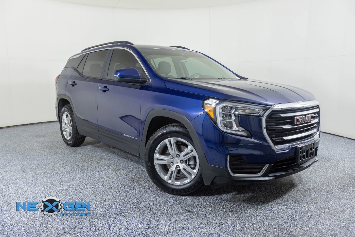 Used 2022 GMC Terrain SLE w/ Driver Convenience Package image 1