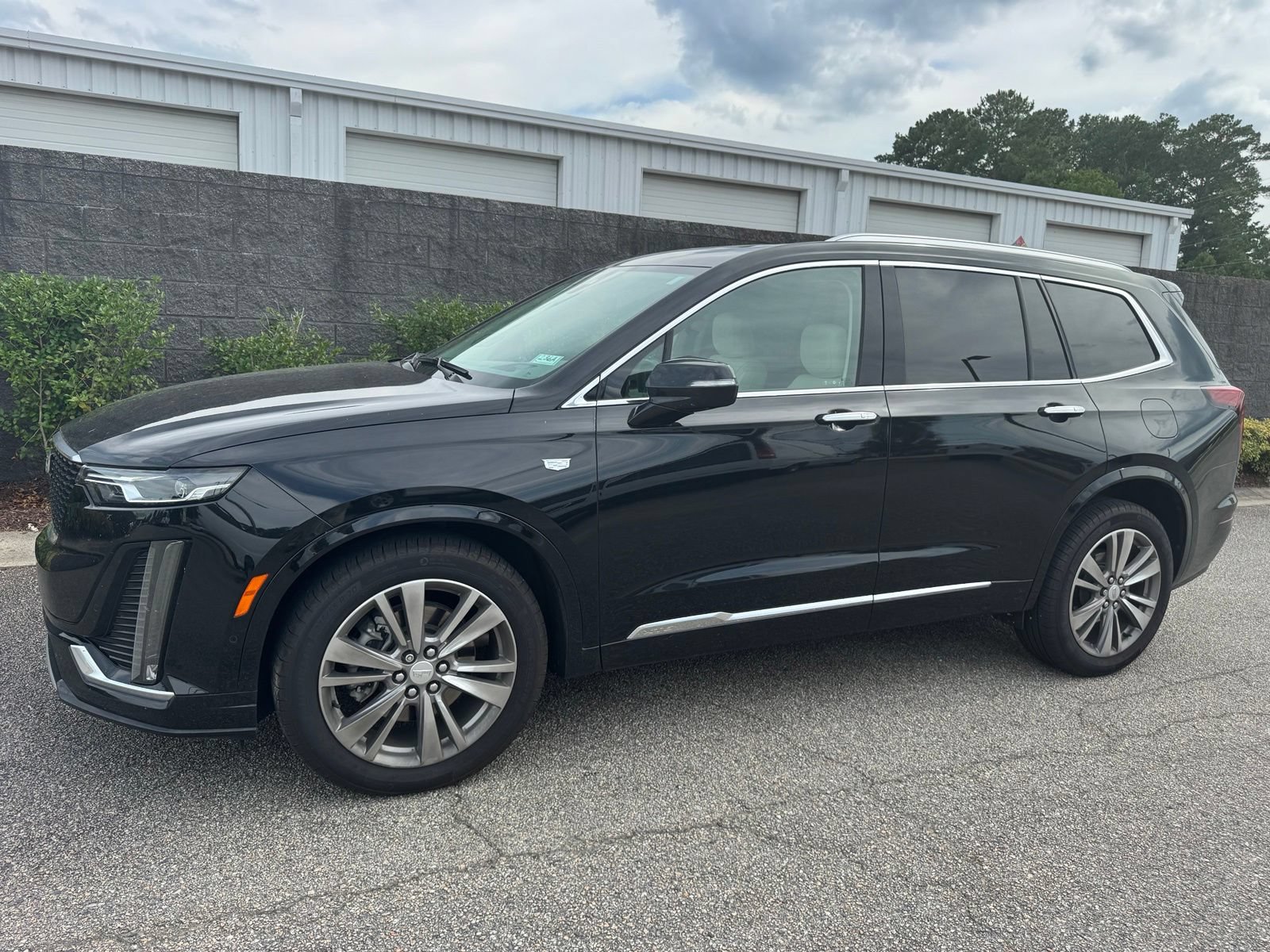 Certified 2021 Cadillac XT6 Premium Luxury AWD/4WD image 2