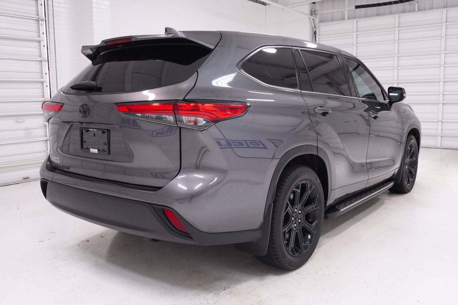 Used 2022 Toyota Highlander L FWD image 29