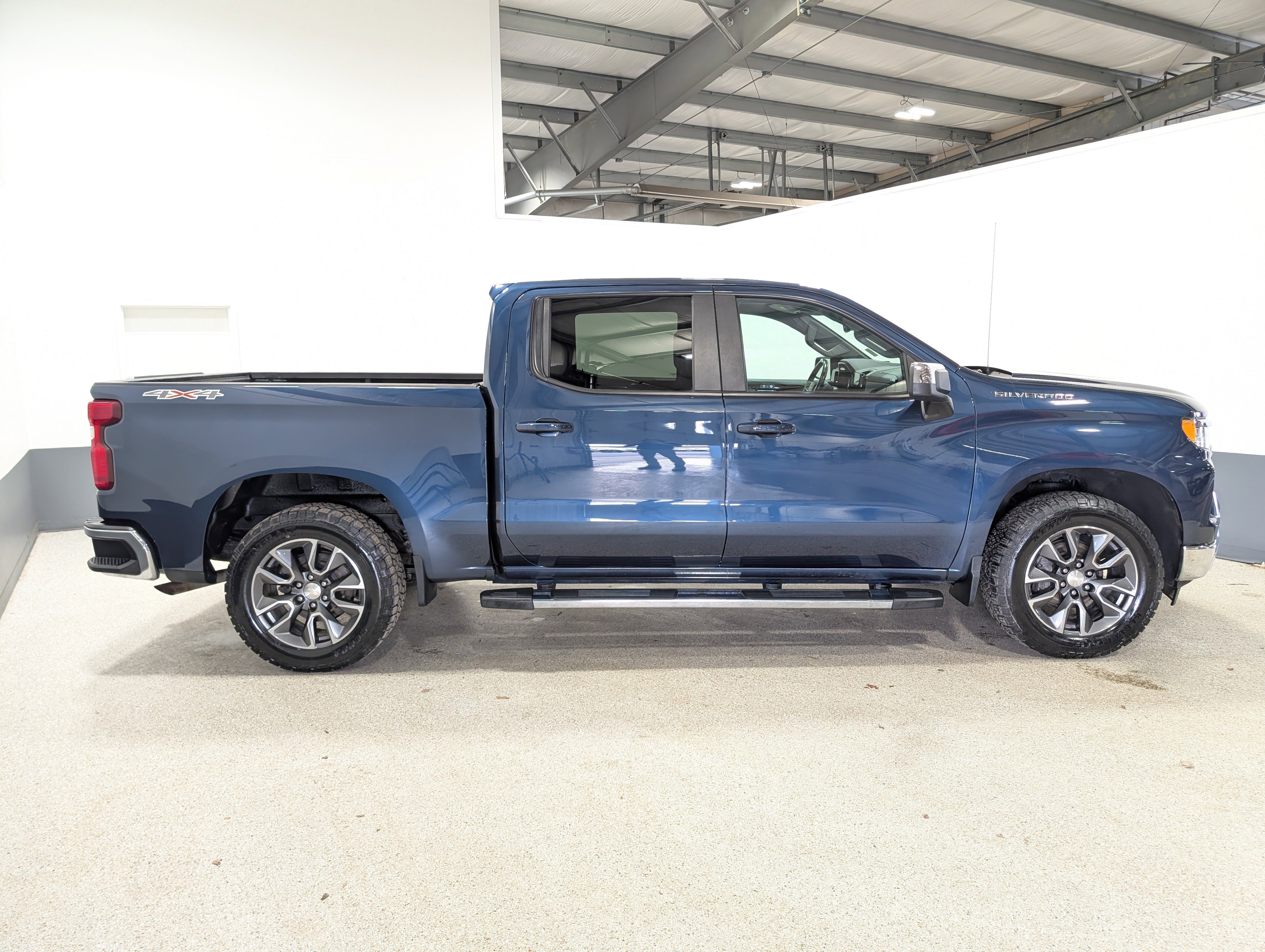 Used 2022 Chevrolet Silverado 1500 LT AWD/4WD image 2