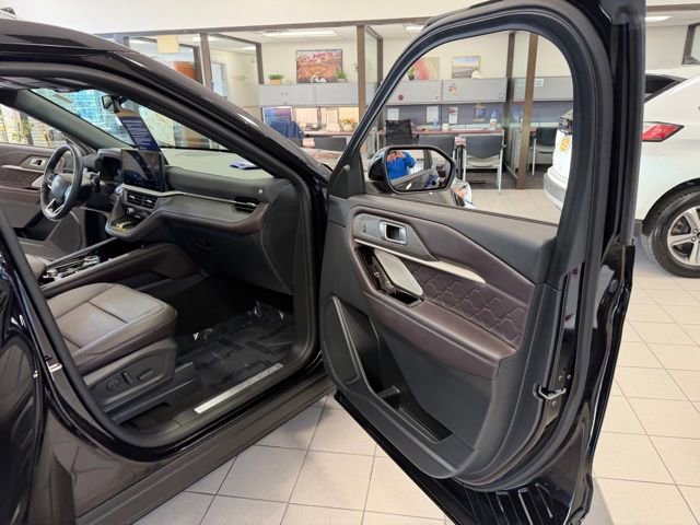 Used 2025 Ford Explorer Platinum w/ Ultimate Package AWD/4WD image 31