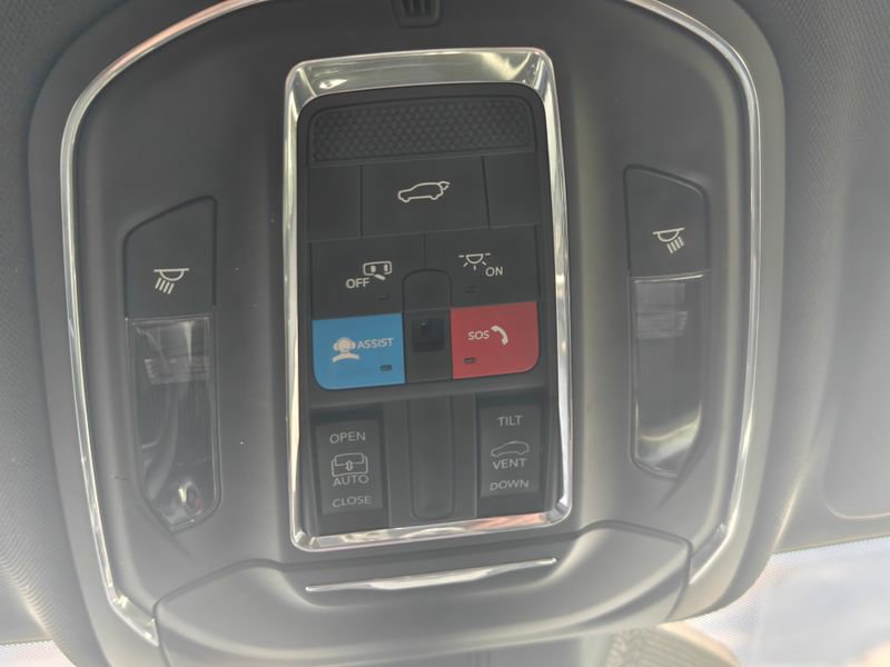 Used 2023 Jeep Grand Cherokee Altitude image 39