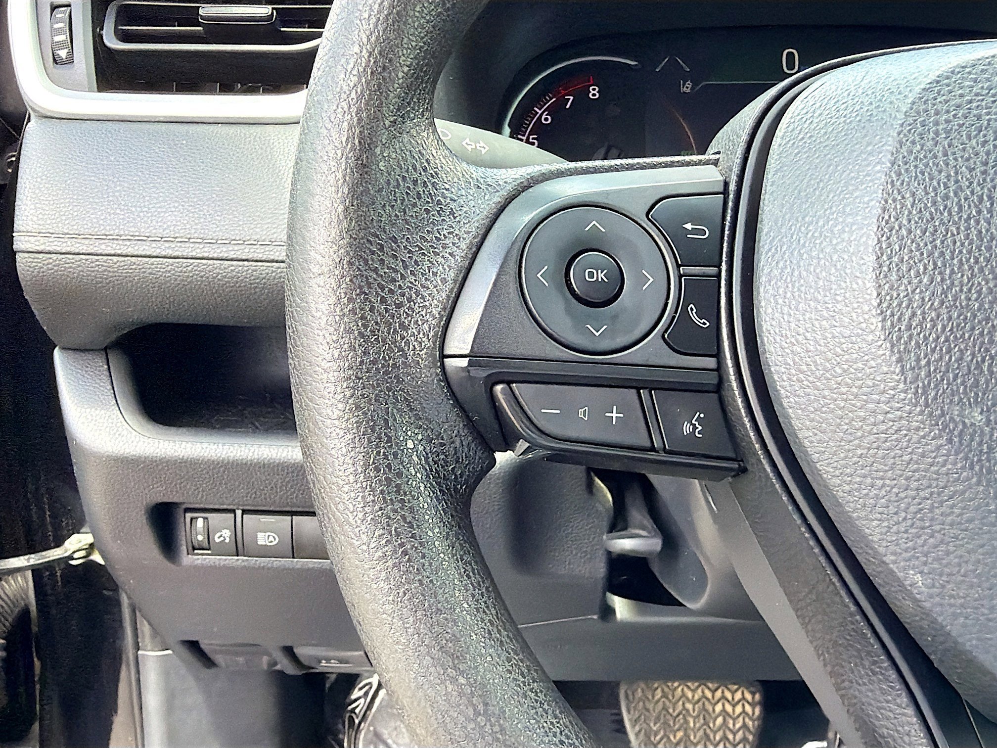 Used 2024 Toyota RAV4 XLE FWD image 34