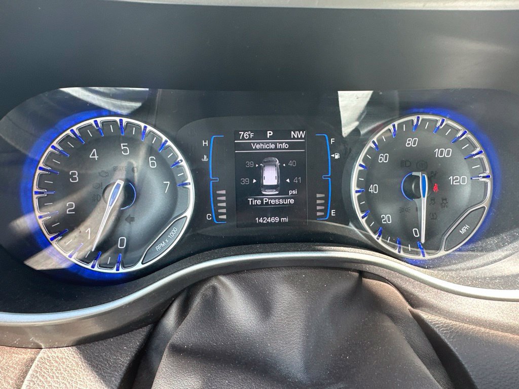 Used 2017 Chrysler Pacifica Touring-L FWD image 41