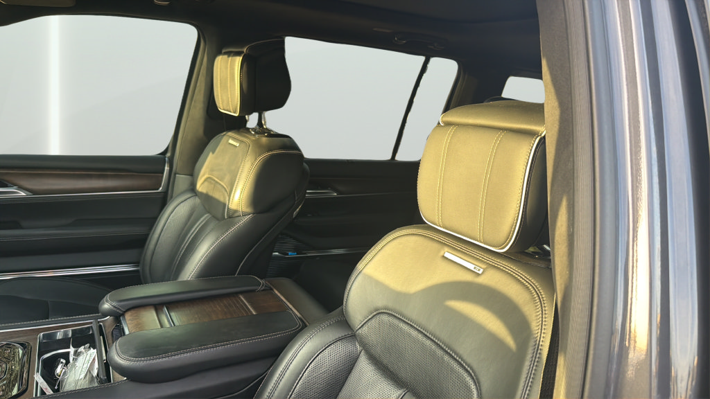 Used 2022 Jeep Grand Wagoneer Series II AWD/4WD image 11