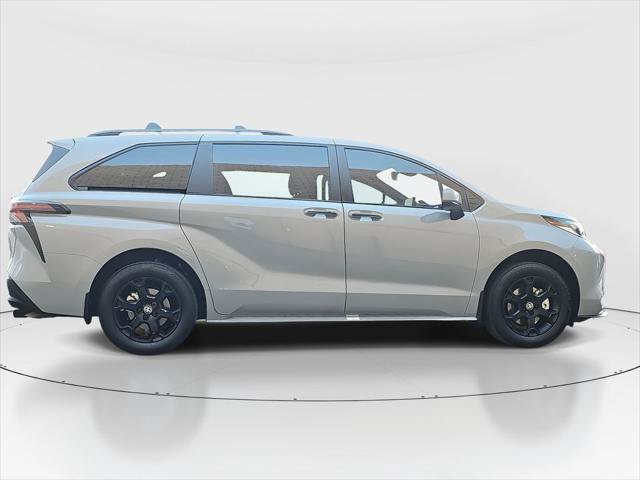 Certified 2025 Toyota Sienna XLE Woodland Edition AWD/4WD image 4