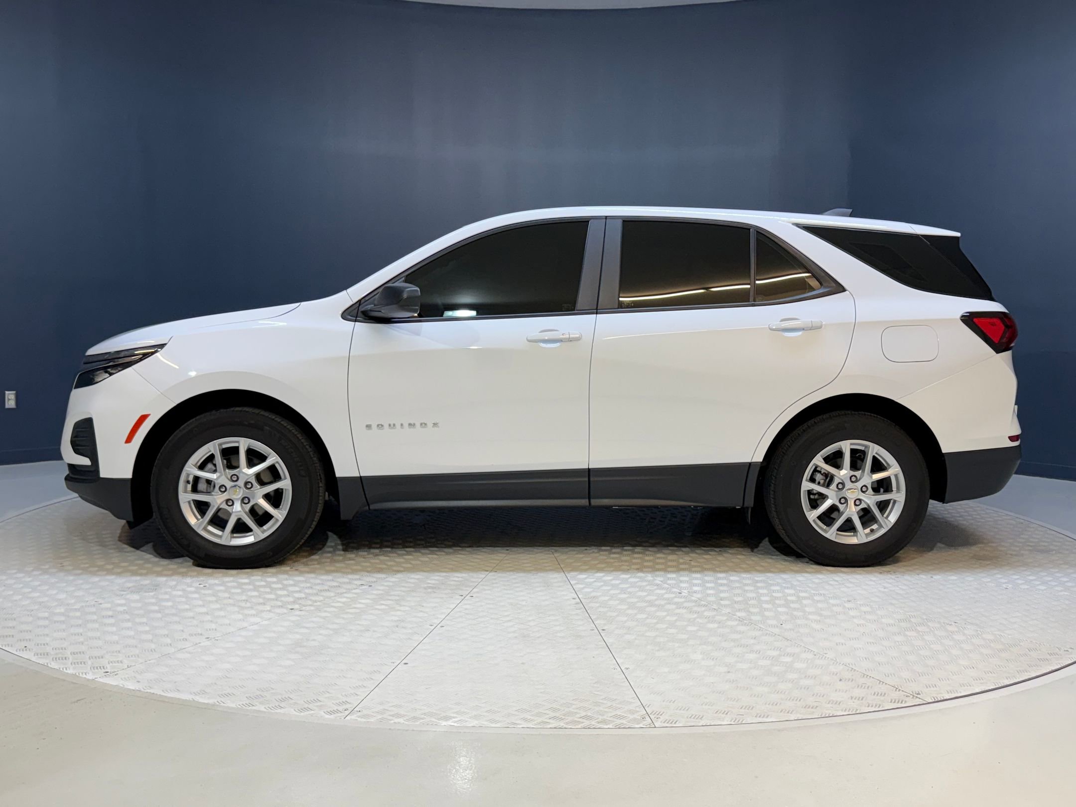 Used 2023 Chevrolet Equinox LS image 2