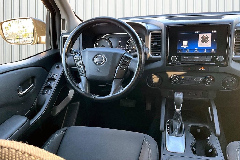 Used 2022 Nissan Frontier SV image 2