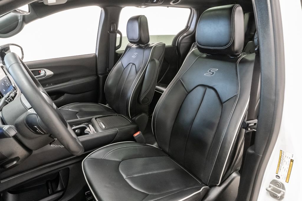 Used 2023 Chrysler Pacifica Limited w/ Uconnect Theater Family Group image 11