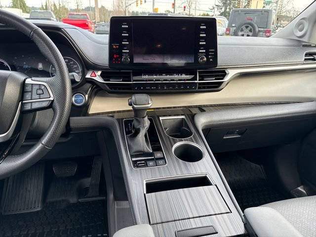 Used 2023 Toyota Sienna Limited image 22