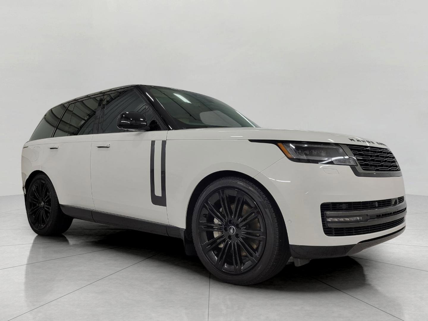 Used 2024 Land Rover Range Rover SE image 1
