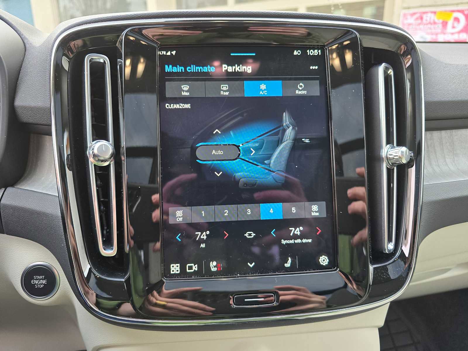 Certified 2024 Volvo XC40 B5 Ultimate w/ Climate Package image 39