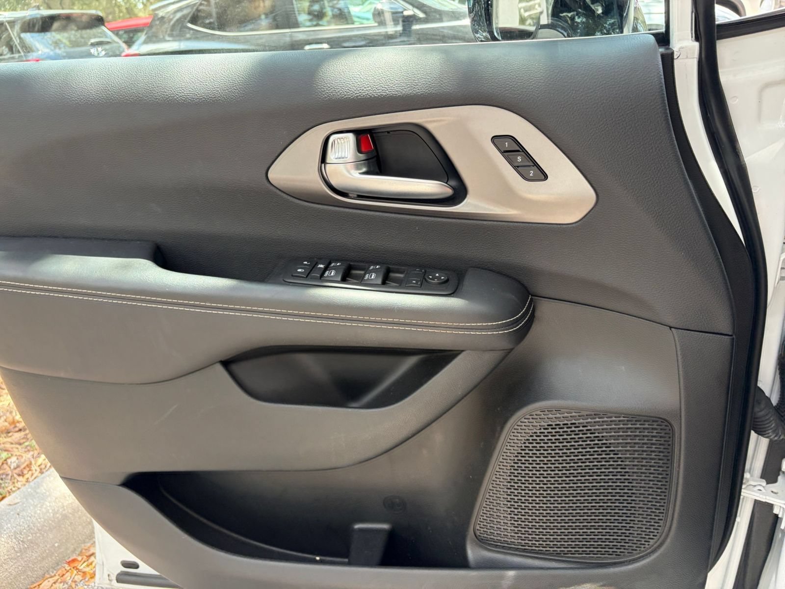 Used 2025 Chrysler Pacifica Select FWD image 18