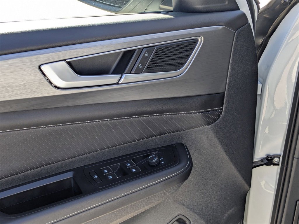 Used 2025 Volkswagen Atlas Cross Sport SE image 13