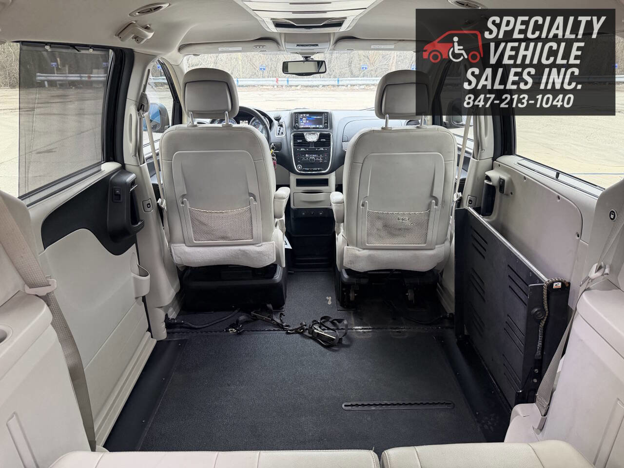 Used 2016 Chrysler Town & Country Touring FWD image 28
