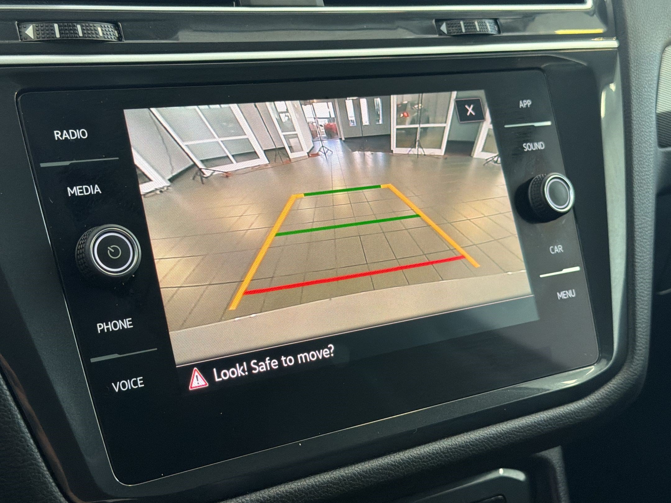 Certified 2024 Volkswagen Tiguan SE w/ Panoramic Sunroof Package AWD/4WD image 18
