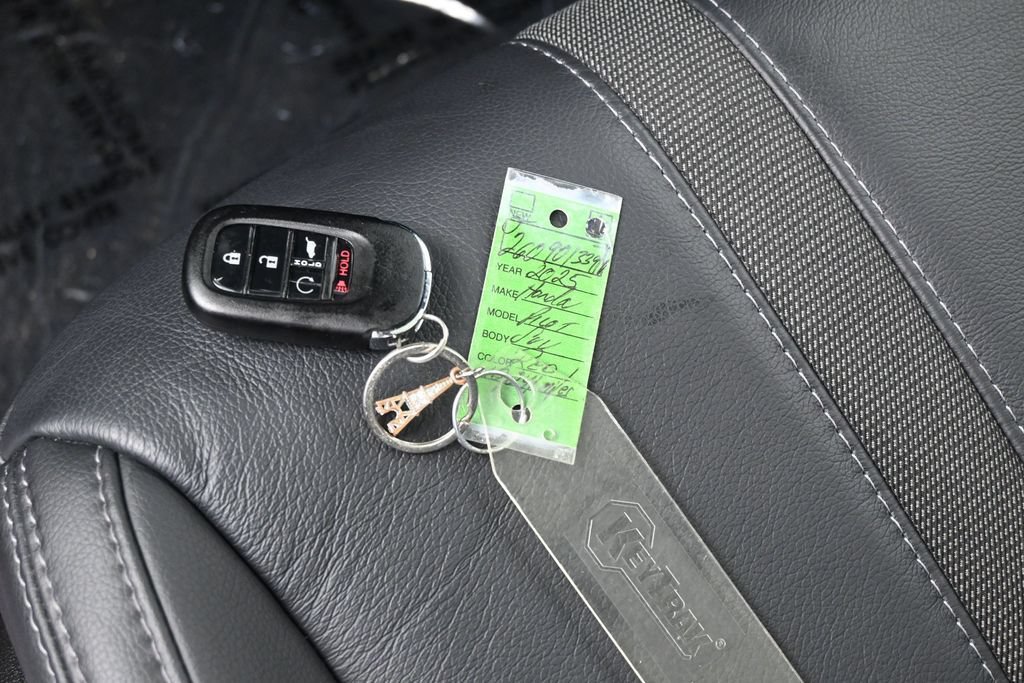 Used 2025 Honda Pilot Touring image 21
