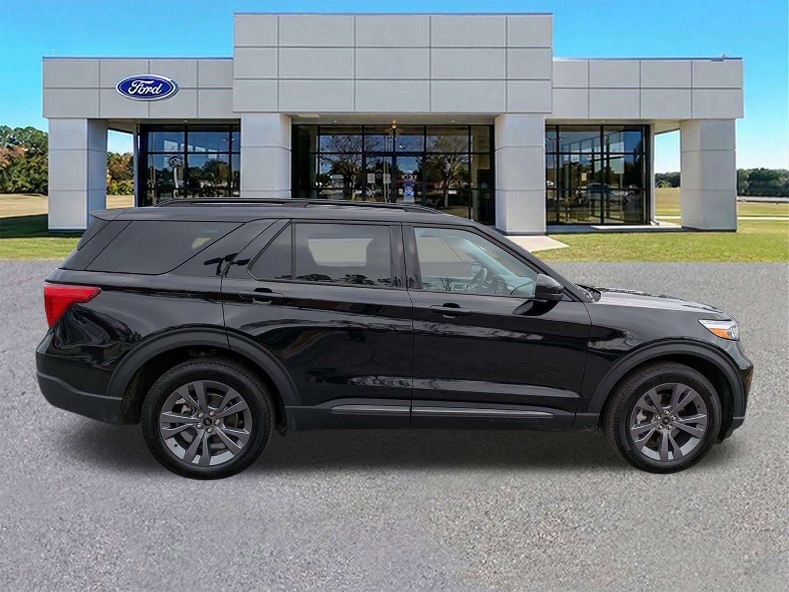 Certified 2023 Ford Explorer XLT w/ Equipment Group 202A image 3