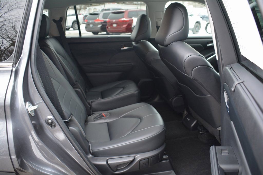 Used 2023 Toyota Highlander XLE image 22