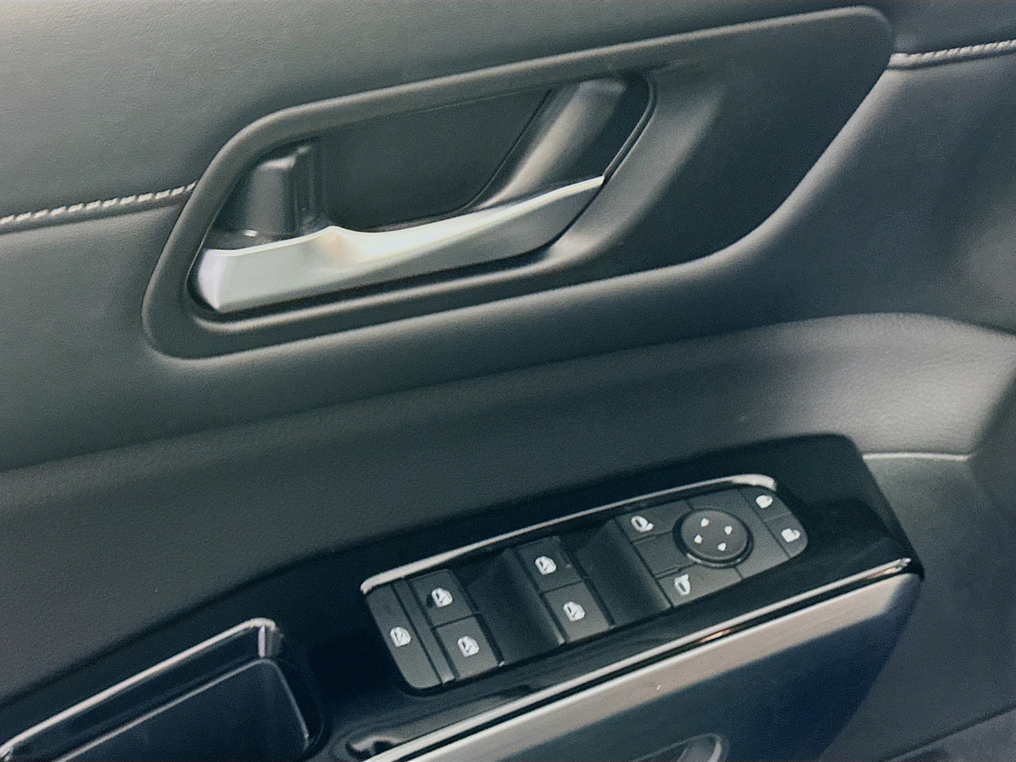 Used 2025 Nissan Pathfinder SL image 15