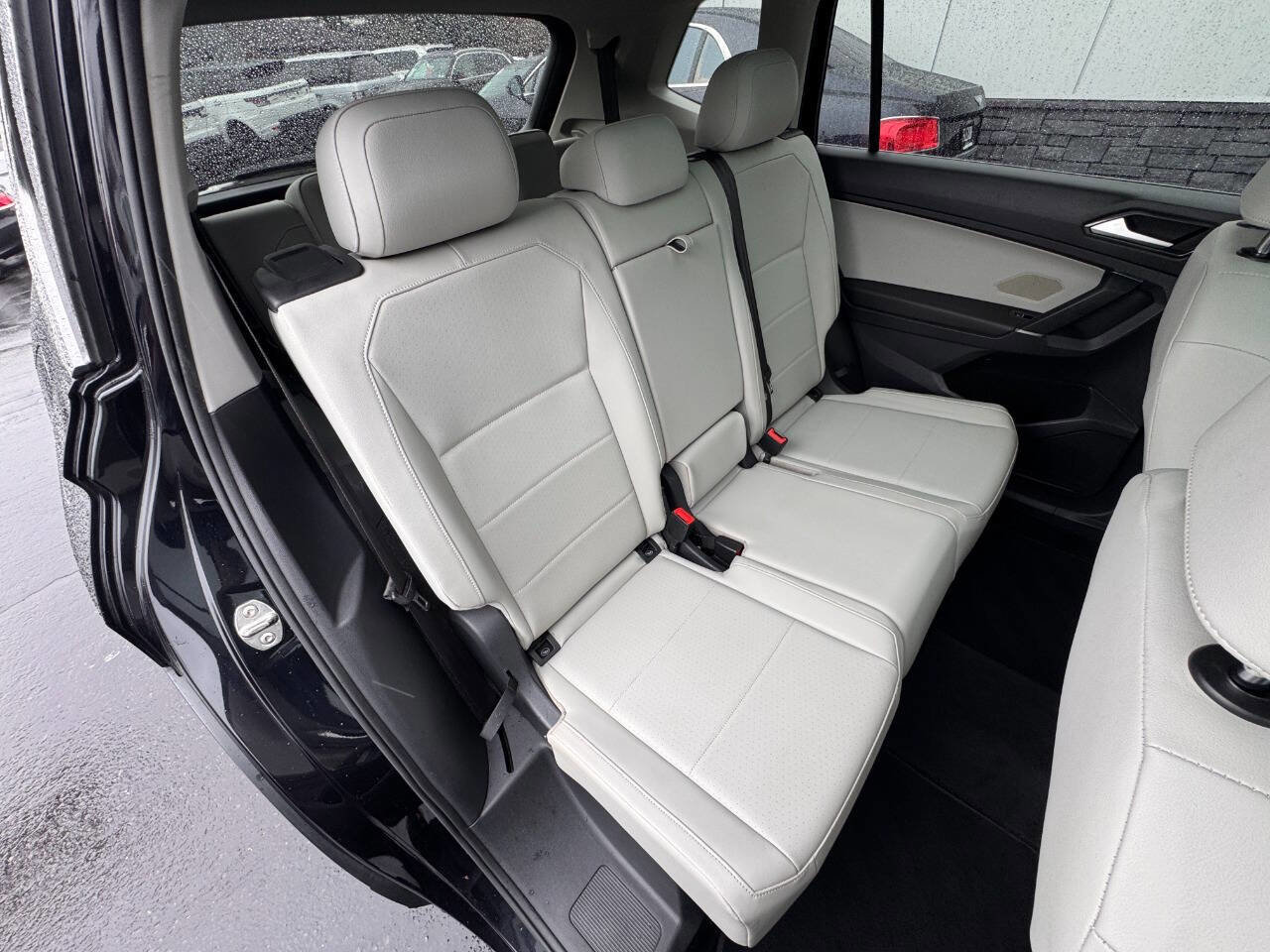 Used 2018 Volkswagen Tiguan SE w/ Panoramic Sunroof Package image 31