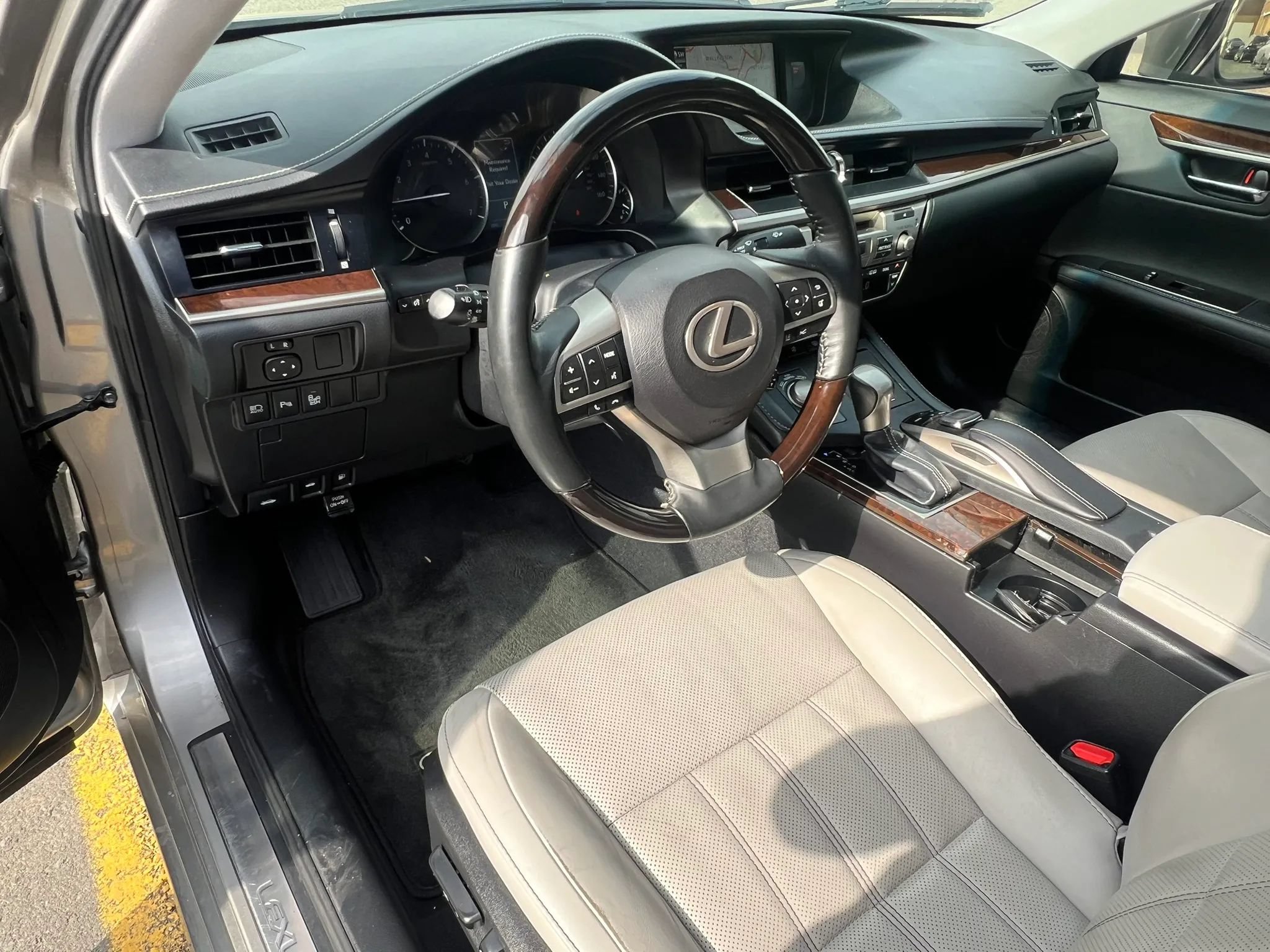 Used 2018 Lexus ES 350 w/ Luxury Package w/Wood Trim FWD image 14