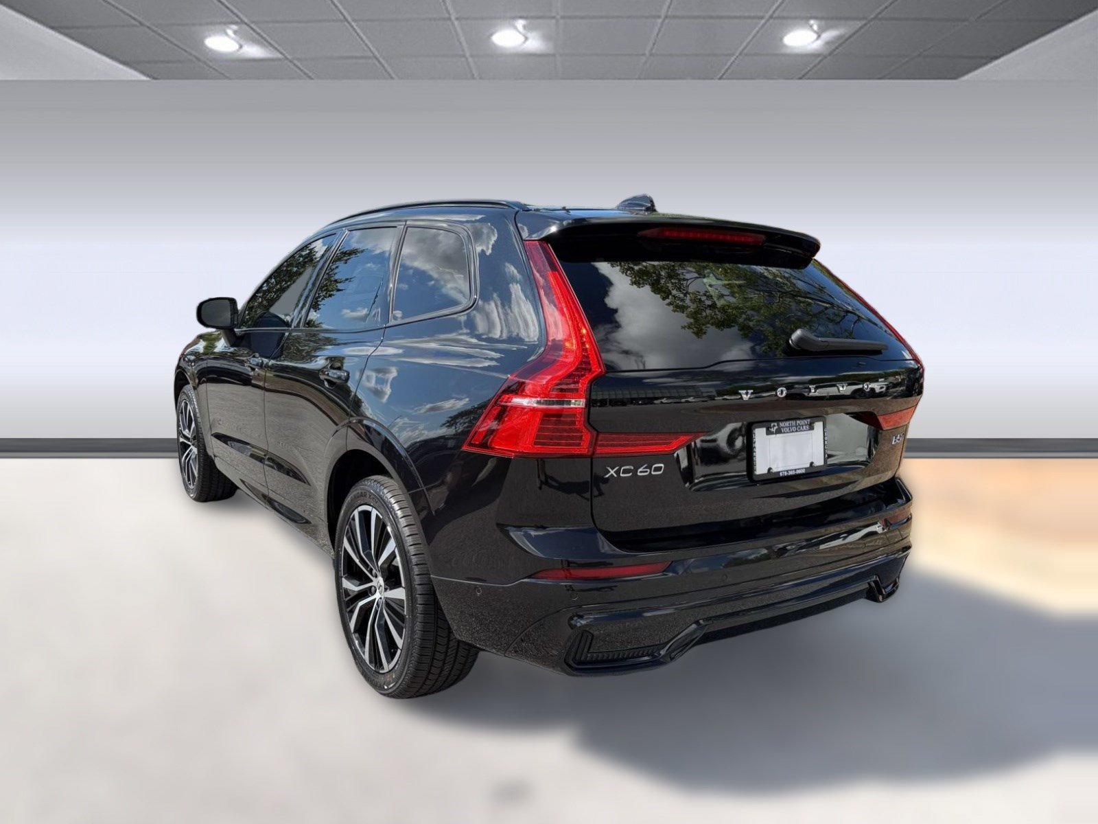 Used 2023 Volvo XC60 B5 Plus w/ Climate Package AWD/4WD image 3