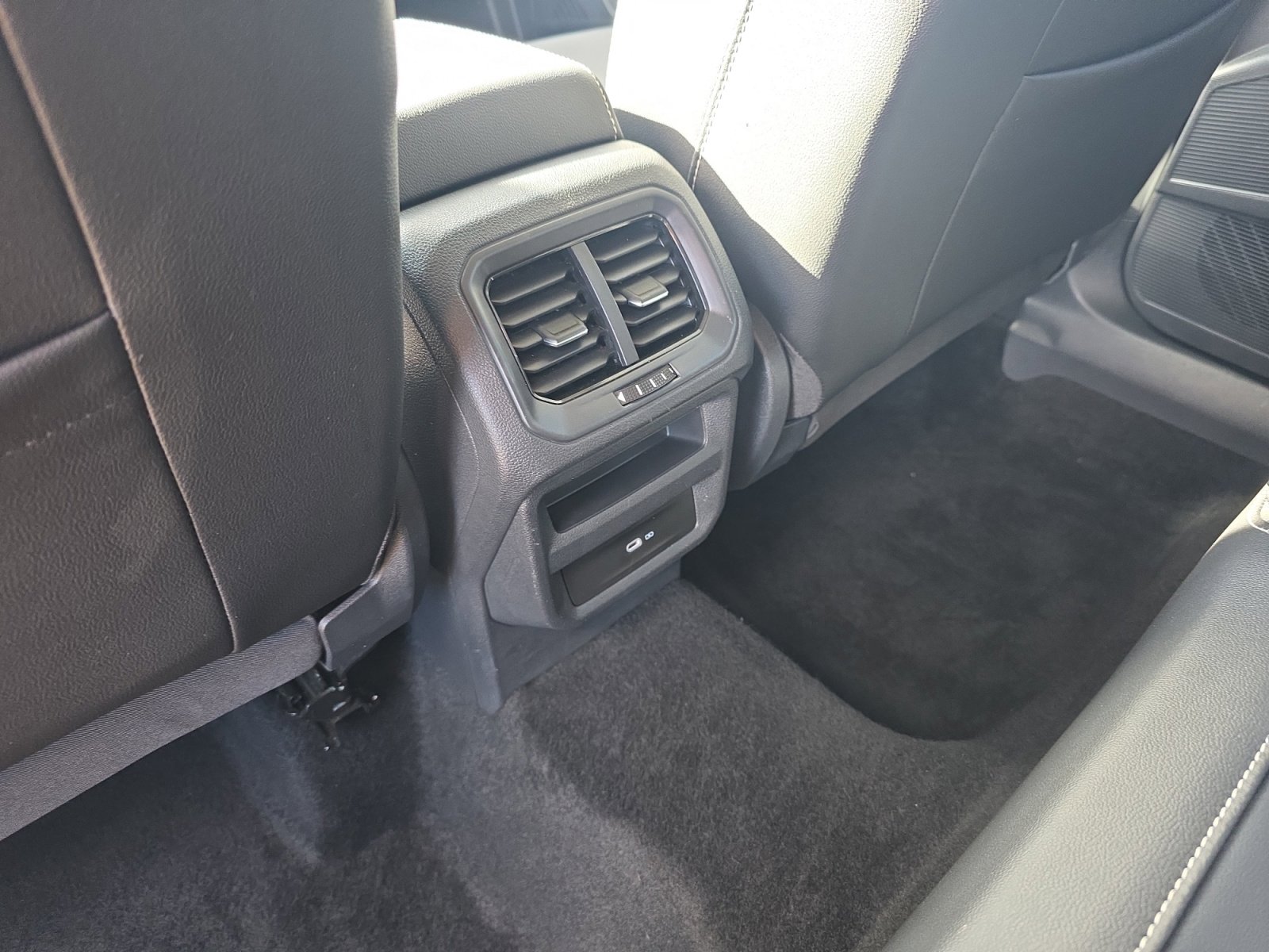 Certified 2023 Volkswagen Taos SE w/ Black Wheel Package image 32