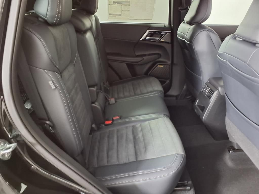 Used 2025 Mitsubishi Outlander SE FWD image 11