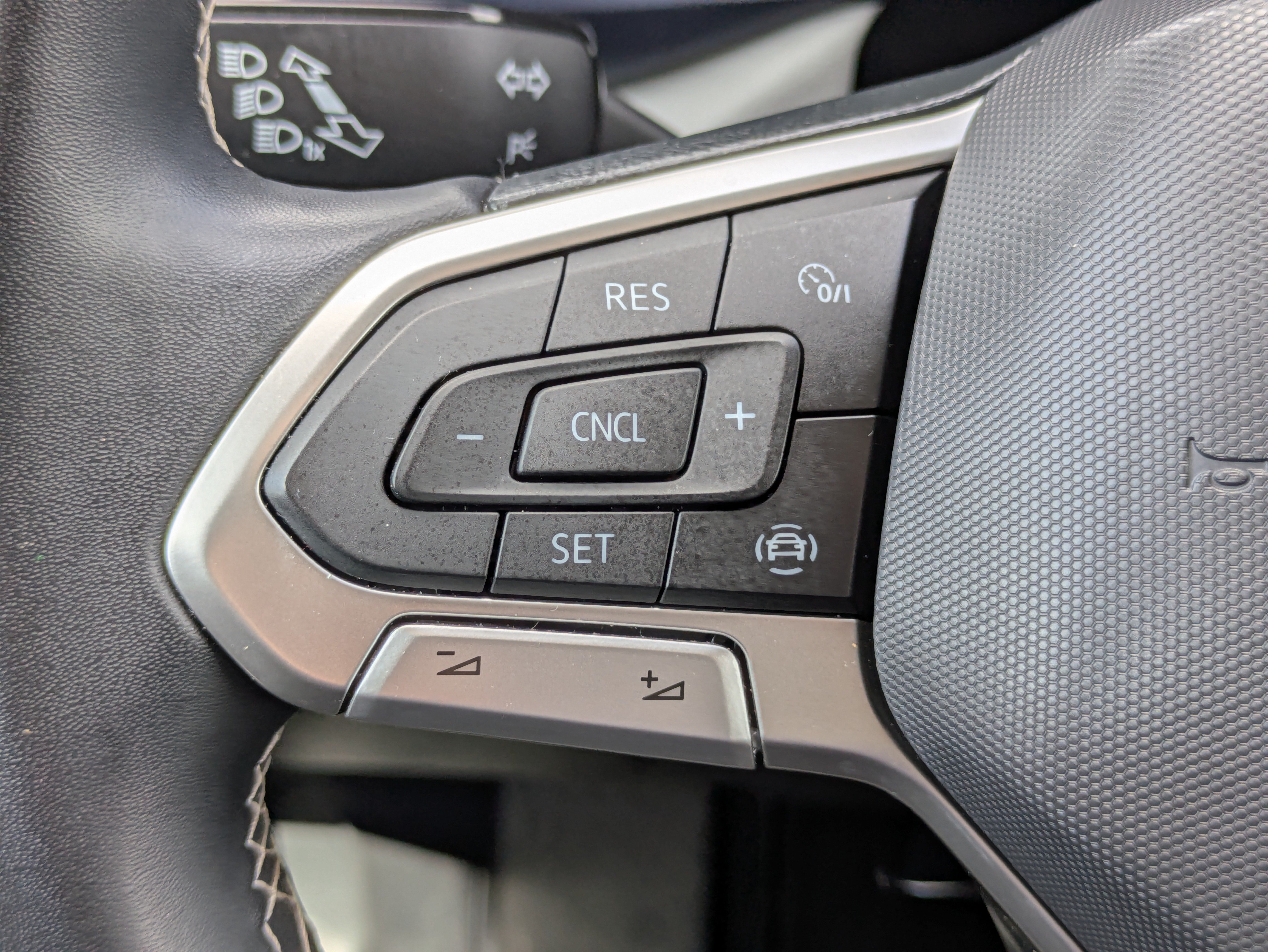 Used 2022 Volkswagen Taos SE w/ Panoramic Sunroof Package FWD image 24