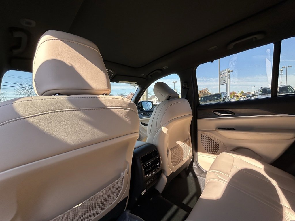 New 2025 Jeep Grand Cherokee Limited w/ Luxury Tech Group II image 28