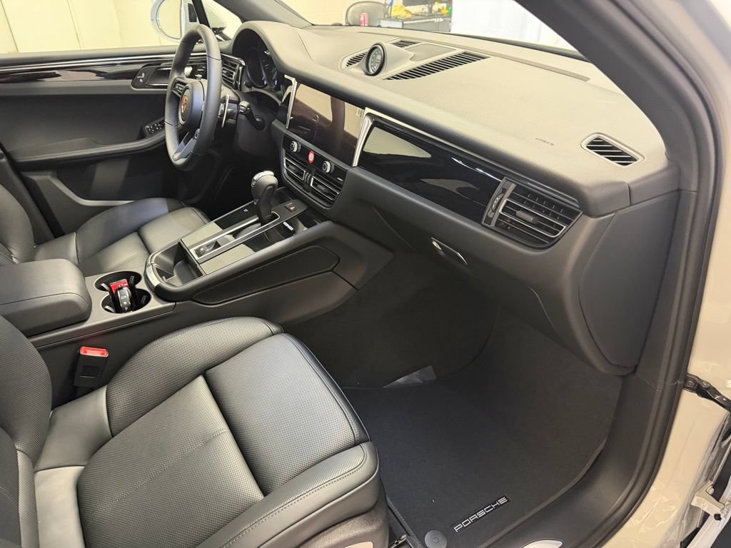 Certified 2026 Porsche Macan AWD/4WD image 23