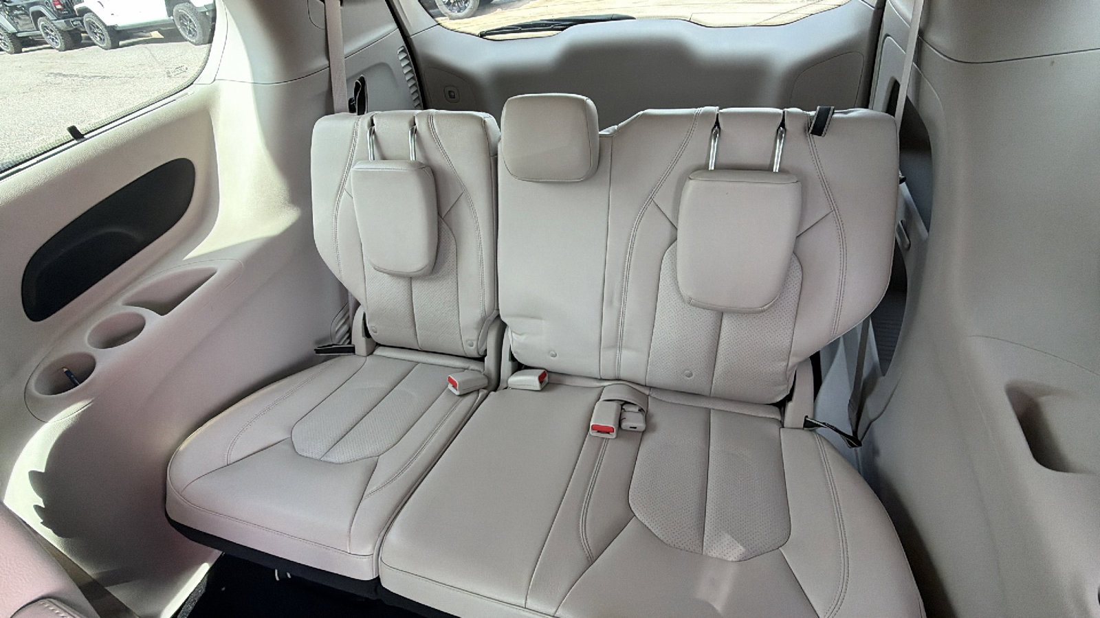 Used 2018 Chrysler Pacifica Touring-L w/ Tire & Wheel Group image 23